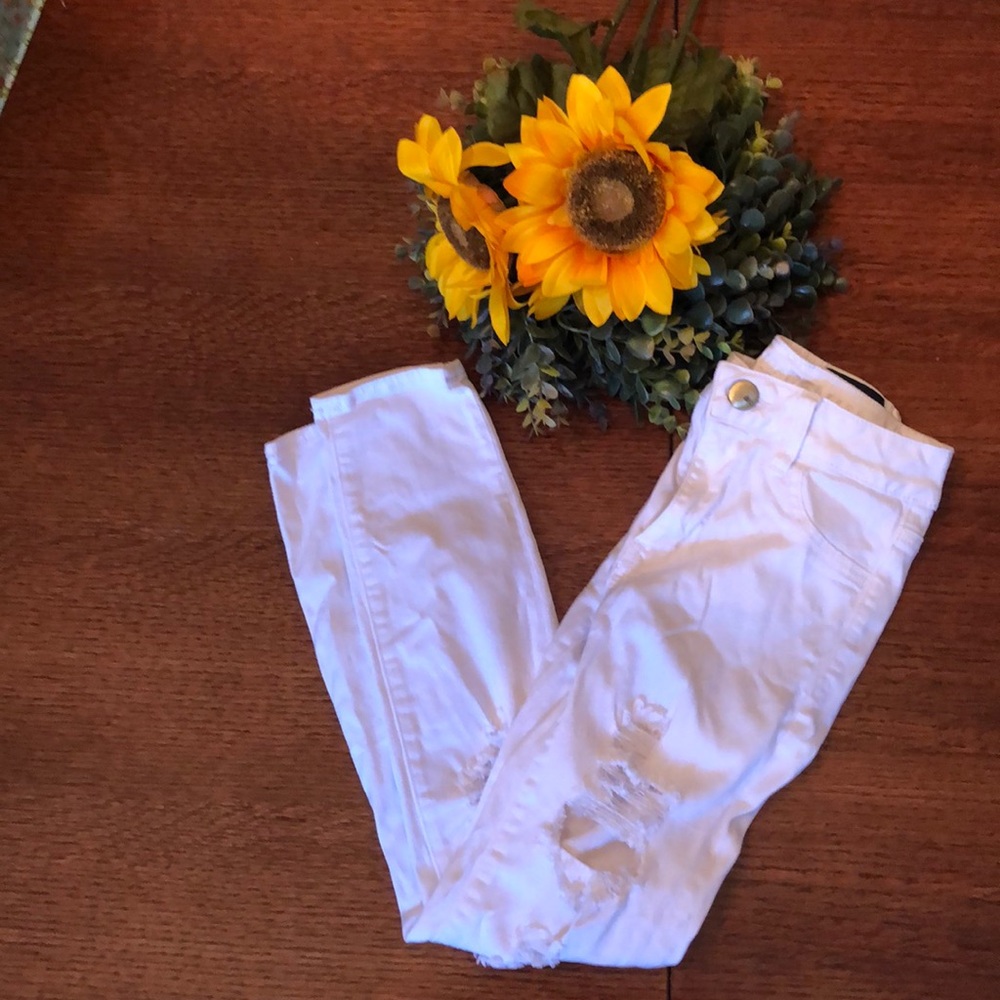 American eagle size 0 distressed jean.  Skinny legs.  Great shape!